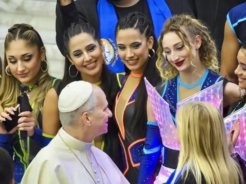 Lara y Dalma Acosta, con sus compañeras en el encuentro con el Papa.