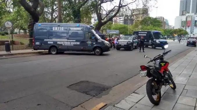 Madre atropelló y mató a su propia hija: sacaba el auto de la cochera