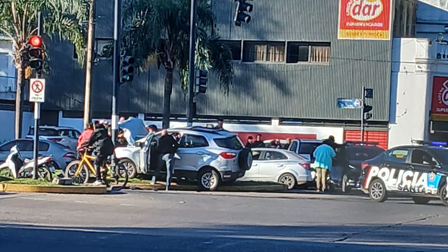 Cuatro personas resultaron heridas luego de que un patrullero chocara contra un auto en zona norte
