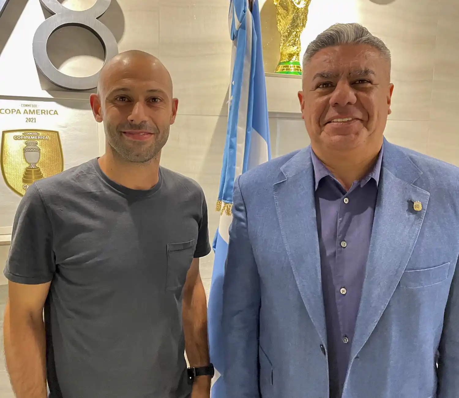 Mascherano, junto a “Chiqui” Tapia.