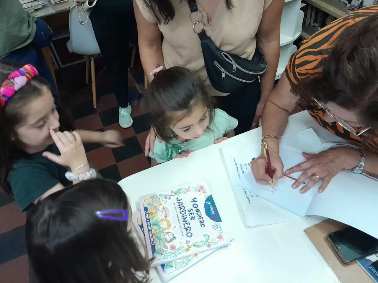 La Editorial de la Universidad llevó su literatura infantil a biblioteca popular