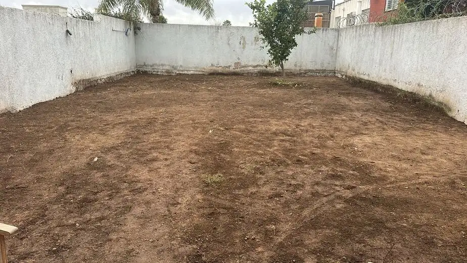 el dueño no le aceptó las mejoras y tapó la pileta, sacó champas y se llevó hasta el limonero - 1