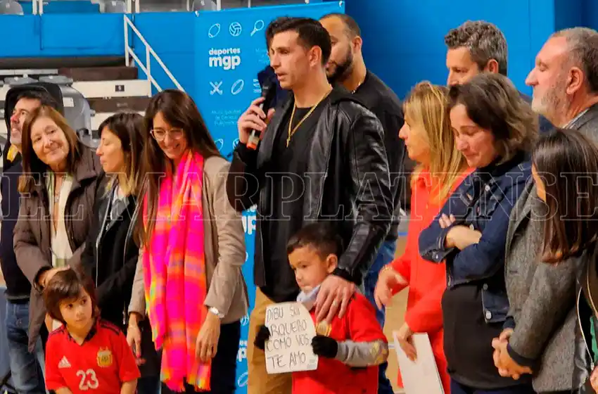 "Dibu" Martínez: "Sigan sus sueños  y creciendo que vamos a llevar a Mar del Plata lejos"