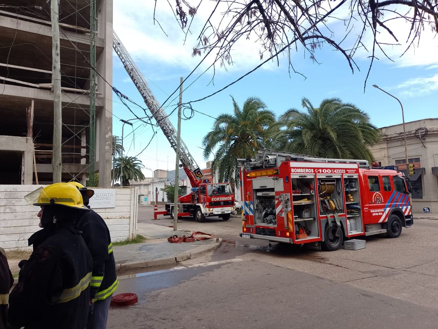 Bomberos realizaron una capacitación en un edificio en construcción para mejorar la respuesta ante incendios en altura