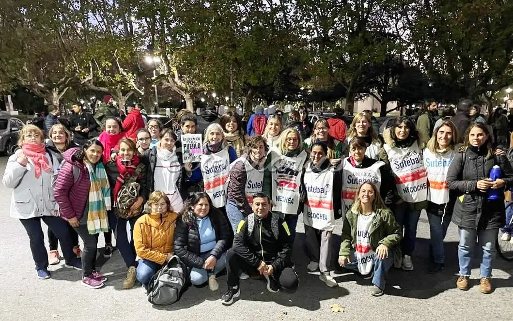 Apoyo sindical. Los gremios y sindicatos acompañaron la marcha donde los protagonistas fueron los más jóvenes.