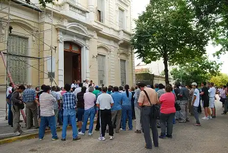Municipales disidentes realizan asamblea en la puerta del Municipio