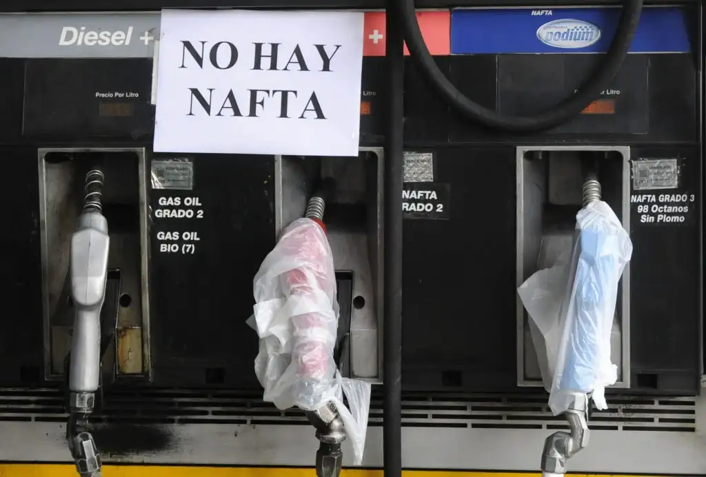 Estacioneros advierten que el precio de los combustibles está muy atrasado