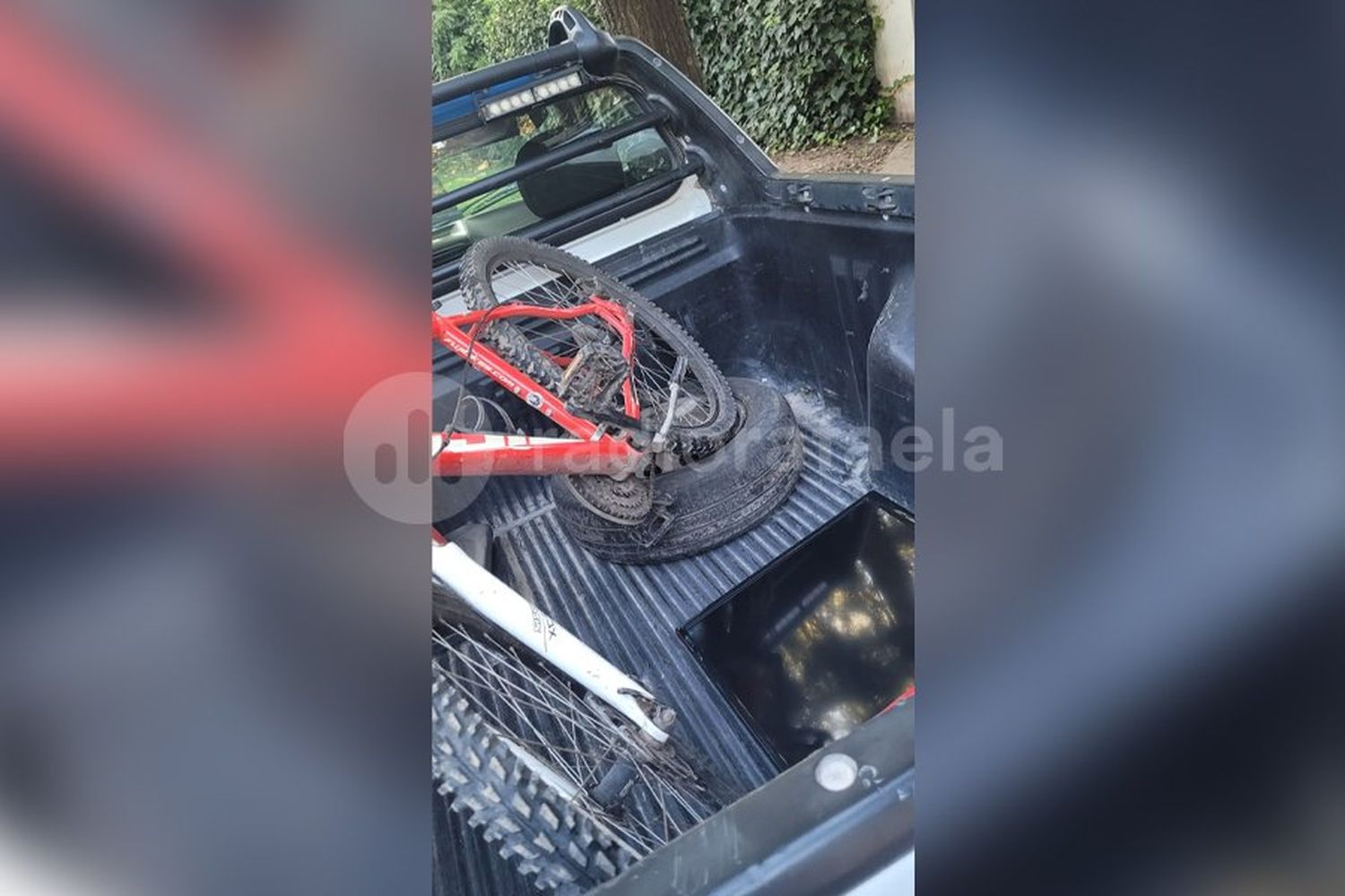 En bicicleta, andaban con bolsas cargadas y un televisor envuelto en trapos