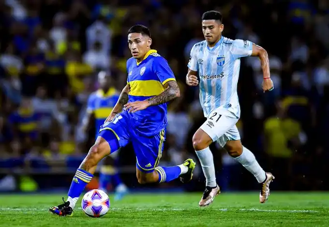Ezequiel Fernández podría meterse entre los titulares de Boca.
