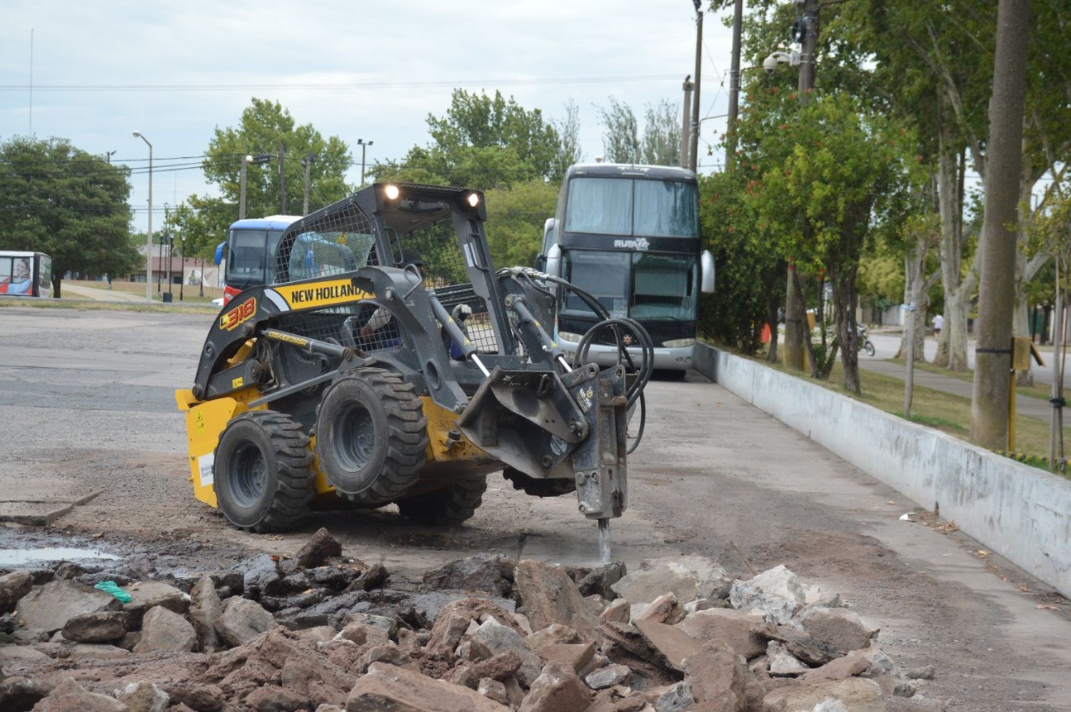 Actividad de las cuadrillas municipales en acondicionamiento de calzadas y bacheo  