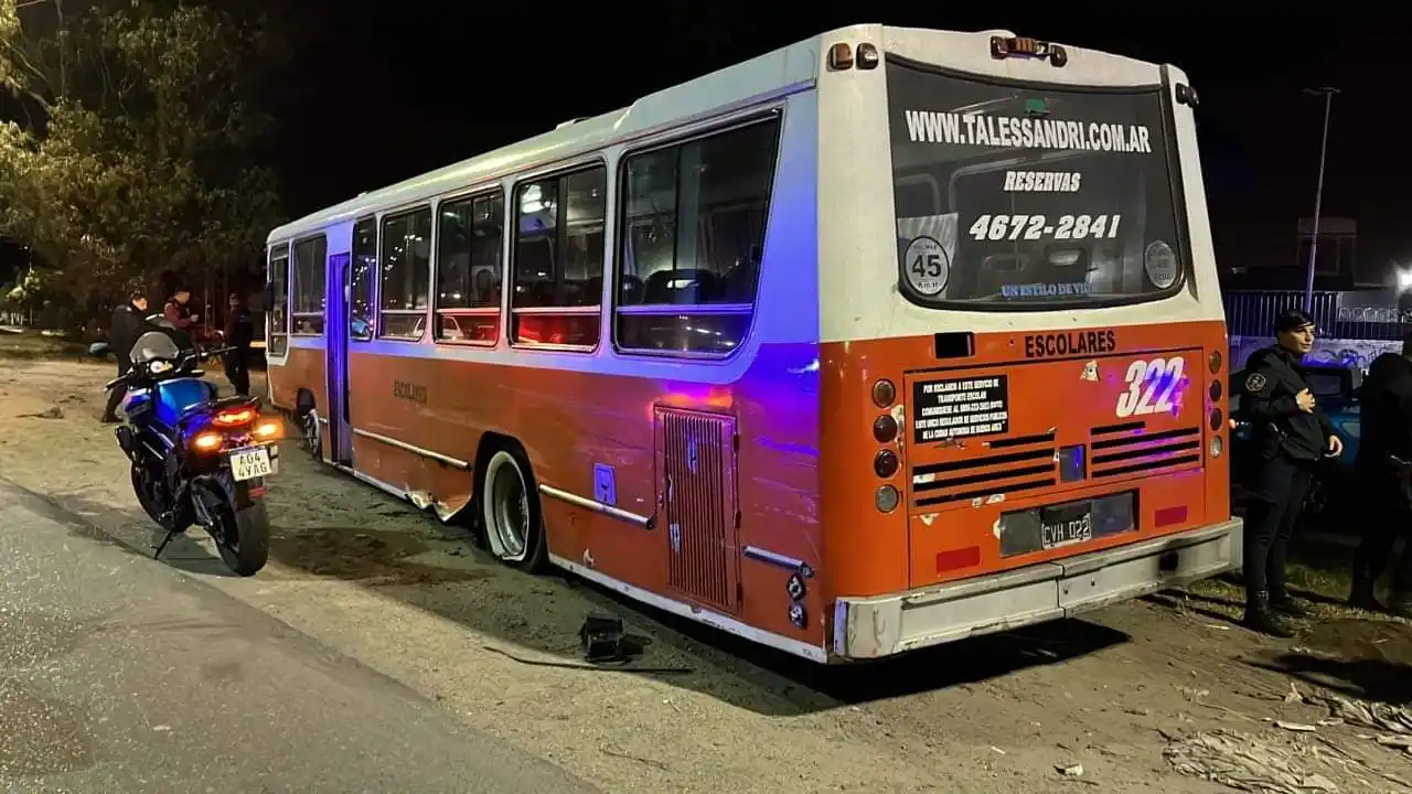 De Mataderos a Lomas de Zamora: Robó un micro, lo persiguieron 30 kilómetros, chocó 20 vehículos y lo detuvieron