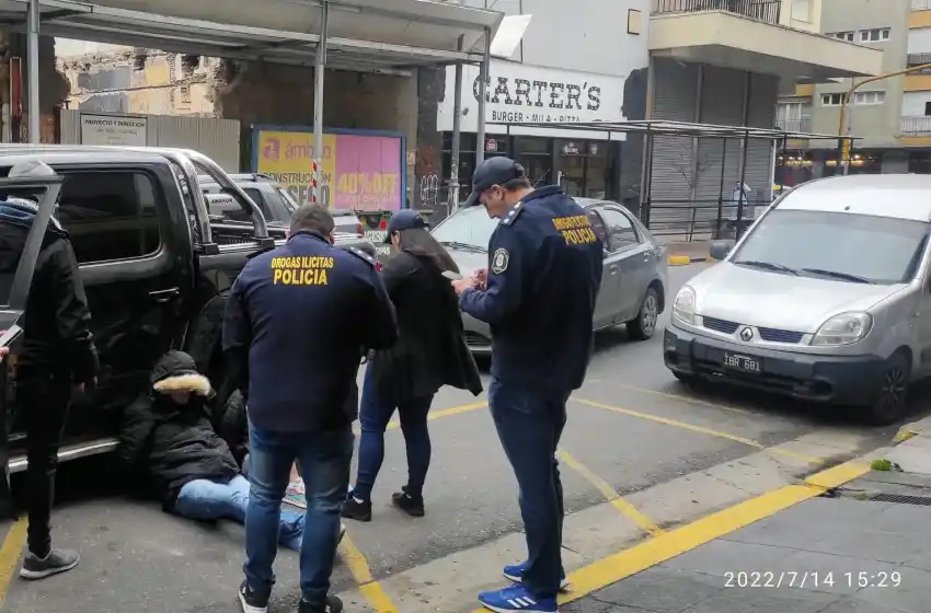 Detienen a una "dealer" y a su proveedor cuando realizaba una entrega a metros del Casino