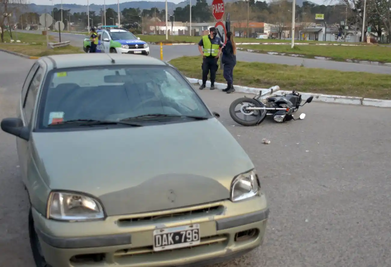 Una motociclista sufrió heridas en un  choque en colectora Macaya y Salceda