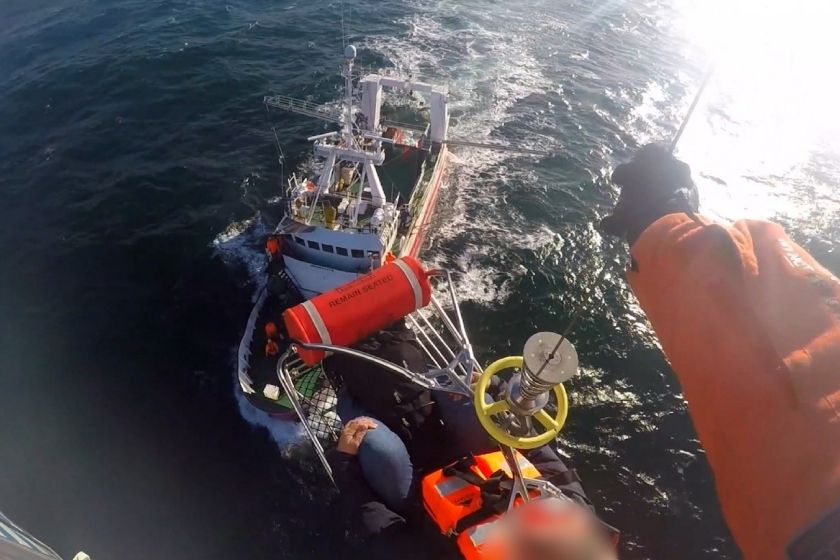 Prefectura evacuó a un tripulante enfermo en un impresionante operativo