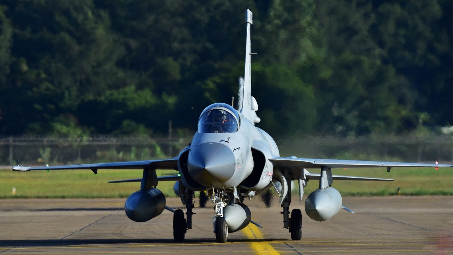 Azerbaiyán firmó con Pakistán la compra de cazas JF-17 “Thunder”