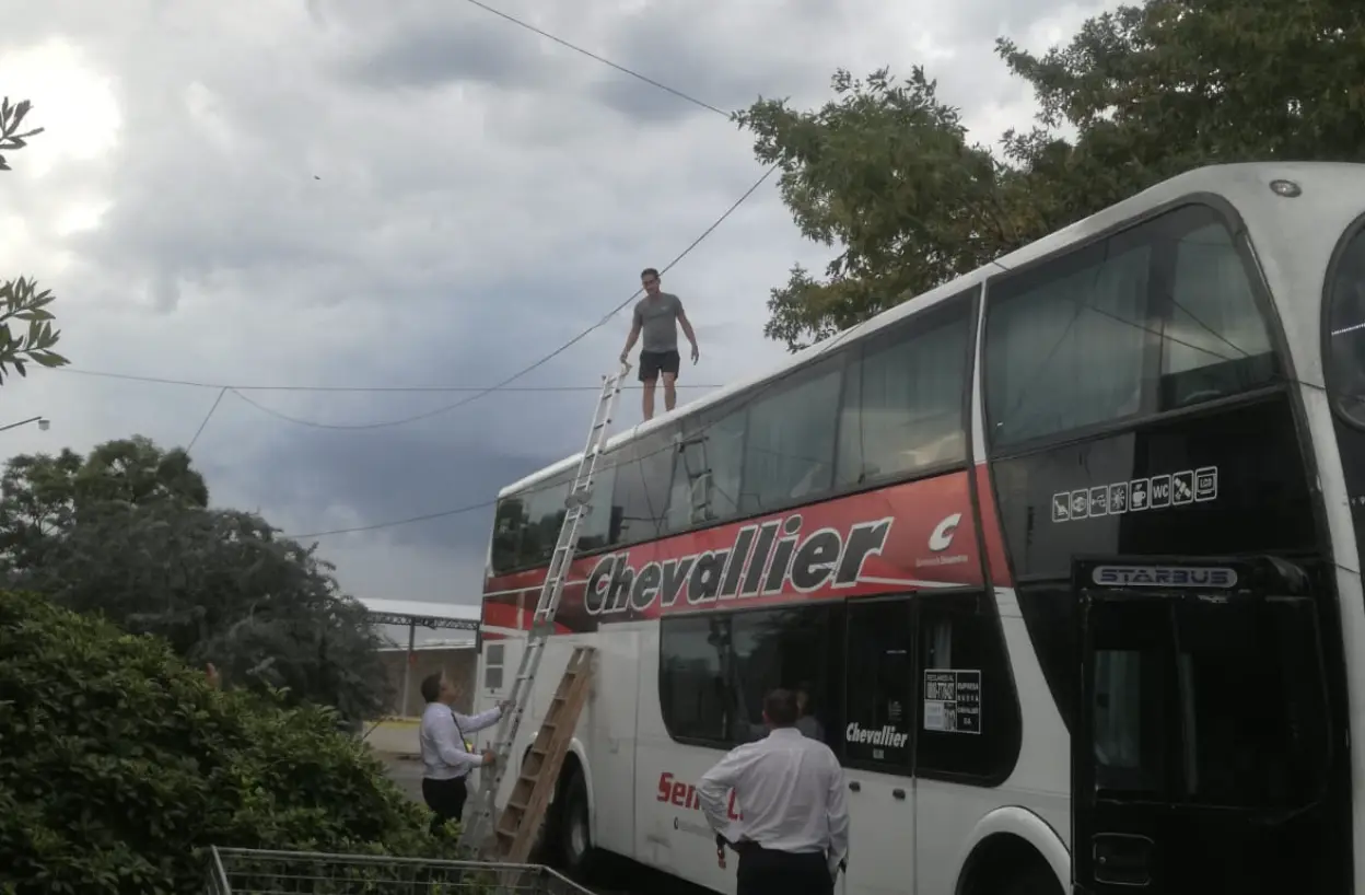Nueva Terminal: colectivo salía de San Pedro por el recorrido equivocado y derribó cables de internet
