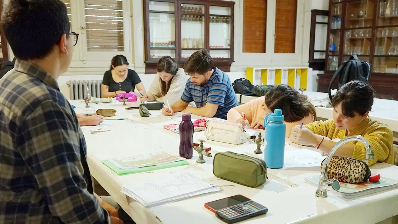 Instituto 163. Dicta profesorados de distintas disciplinas
