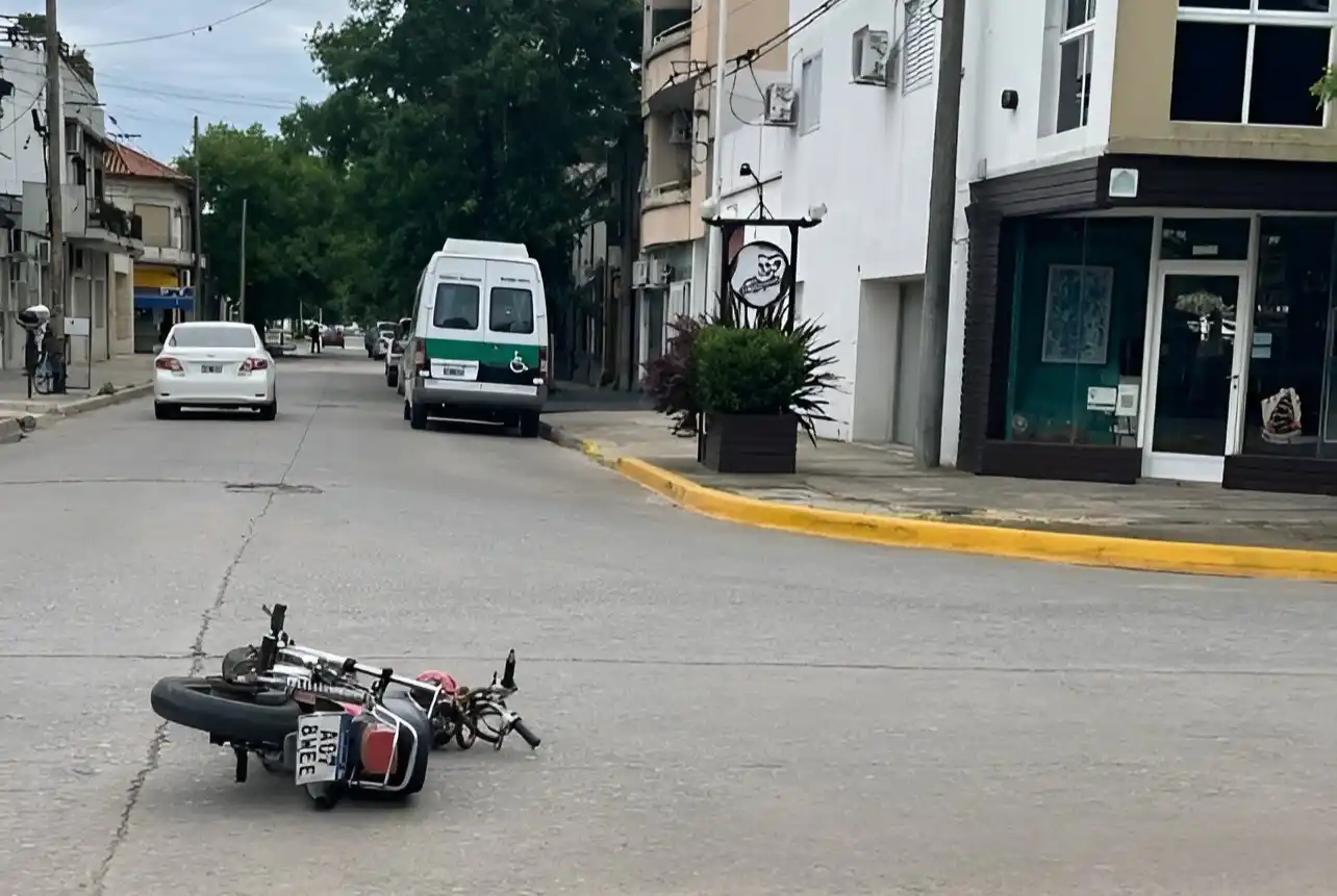 La joven conducía una moto tipo Dax.