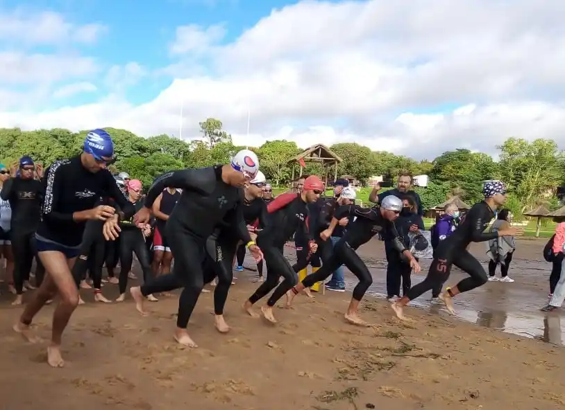 Triatlón San Pedro: Diego Lapola y Yanina Minaglia lideraron en Vuelta de Obligado, donde participó un exfutbolista profesional