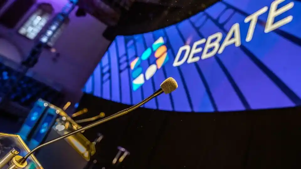 Representantes de los 5 postulantes participan este miércoles del encuentro para definir a los moderadores de los debates.