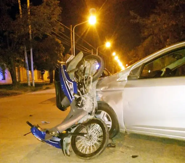 Un motociclista herido en una fuerte colisión