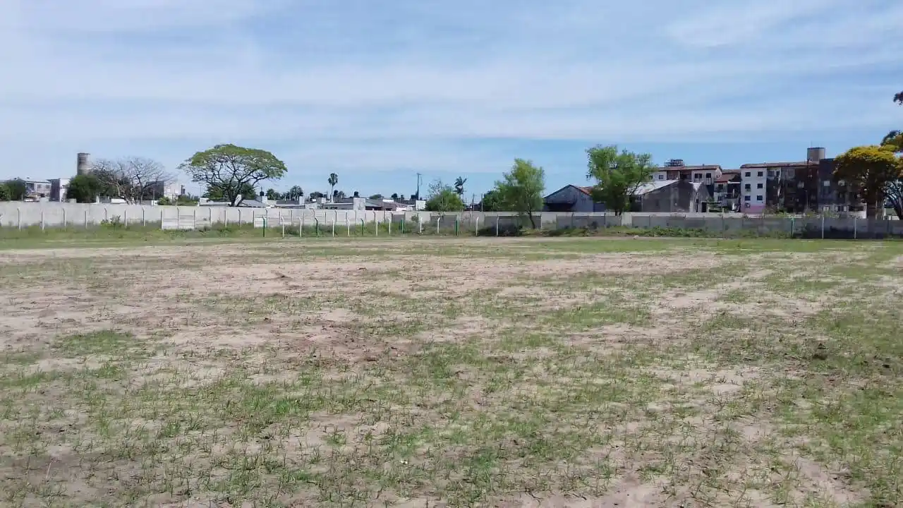 Estudiantes y su  cancha para empezar  a entrenar en febrero