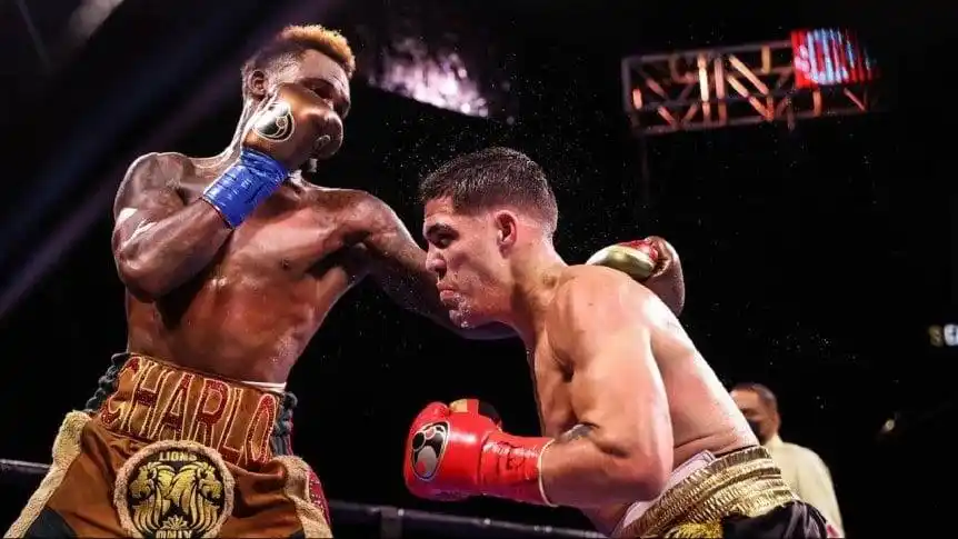 Brian Castaño empató ante Jermell Charlo, tras un polémico fallo