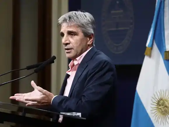 Caputo aseguró que el dólar se va a mantener dentro de la banda, pero se negó a señalar un precio