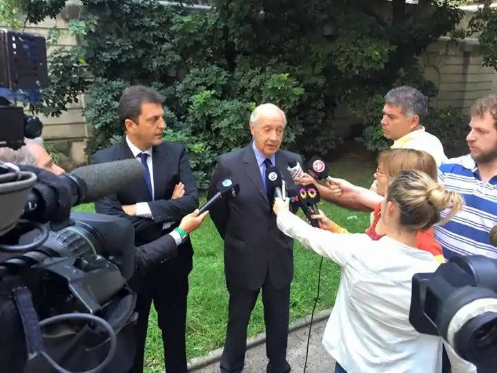 Periodistas revelaron que Massa utiliza movileros "truchos"