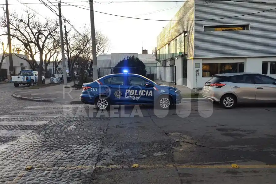HACE INSTANTES | Una motociclista terminó inconsciente y fue trasladada de urgencia por el personal de salud