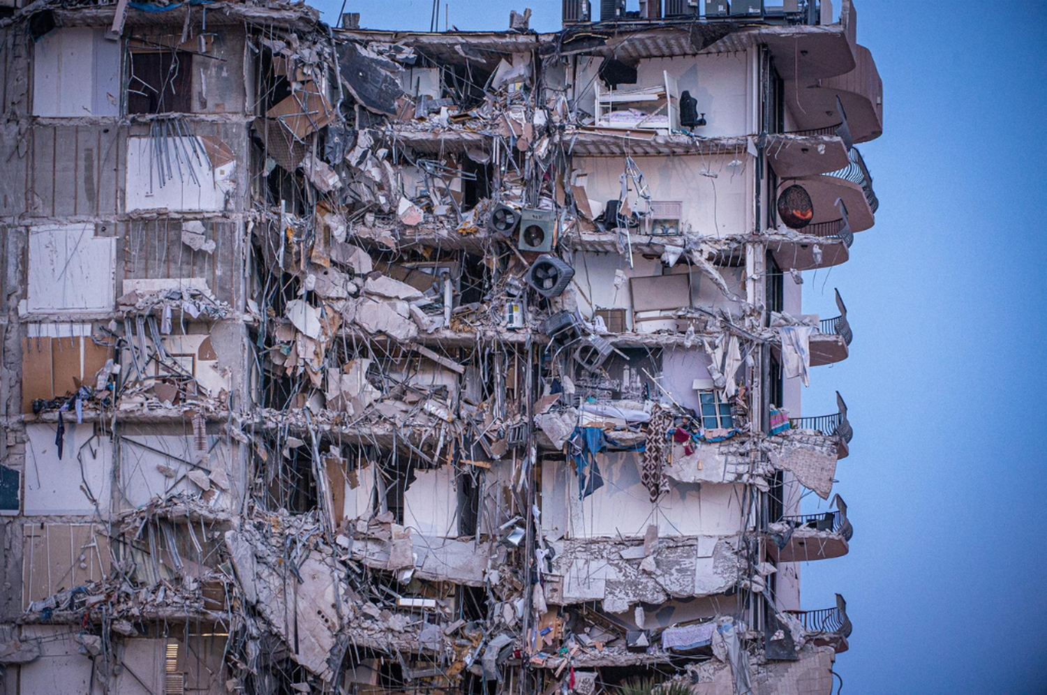 “El garaje del edificio siempre estaba inundado”, dijo una sobreviviente del derrumbe de Miami