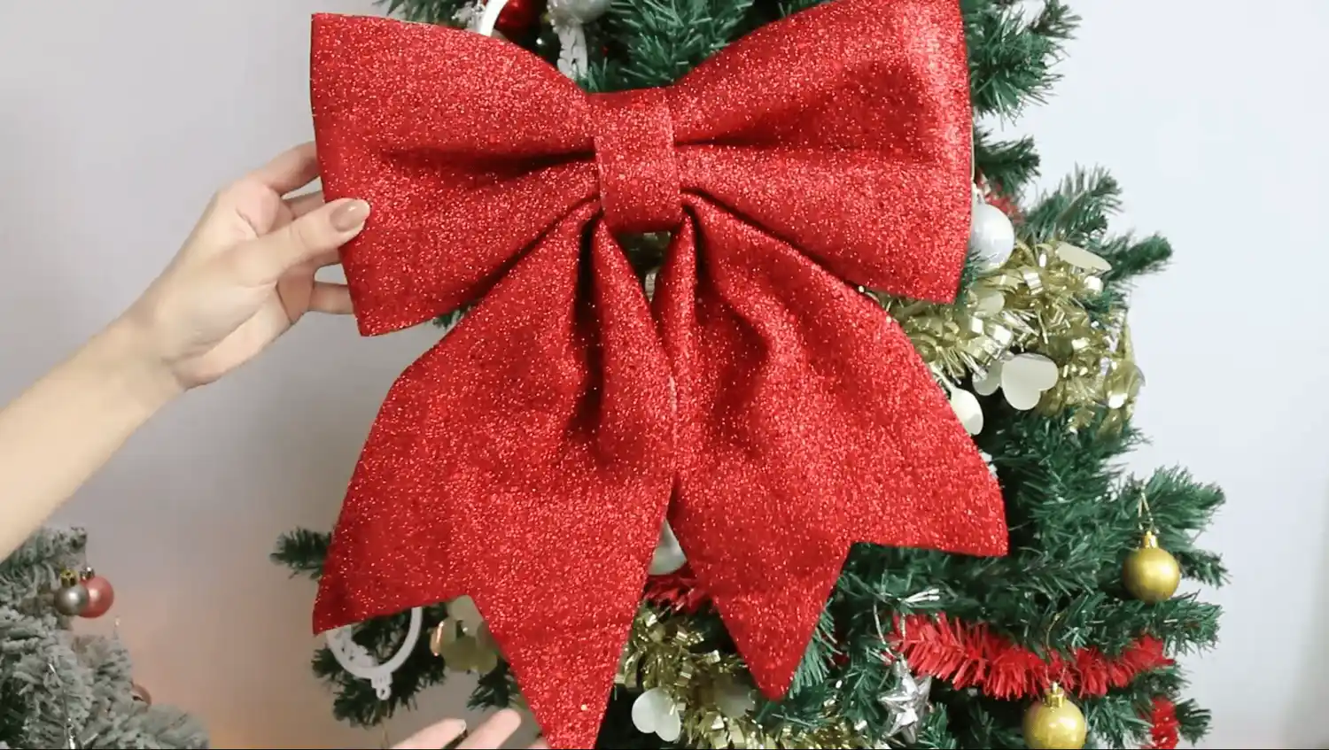 Por qué los pinitos de Navidad deben llevar un lazo rojo en sus ramas y cuál es su verdadero significado