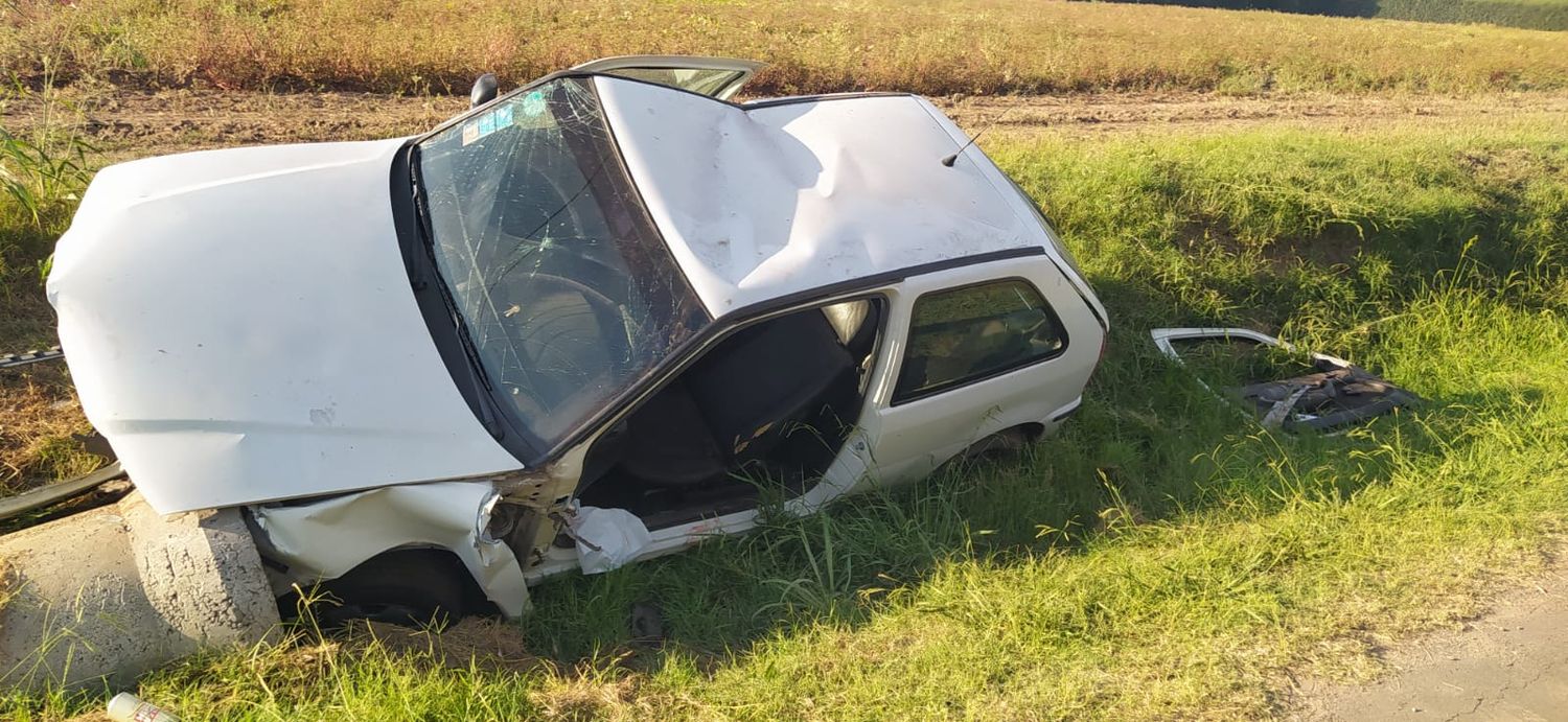 Accidente en Río Tala: volcó un auto en un zanjón y rescataron al conductor