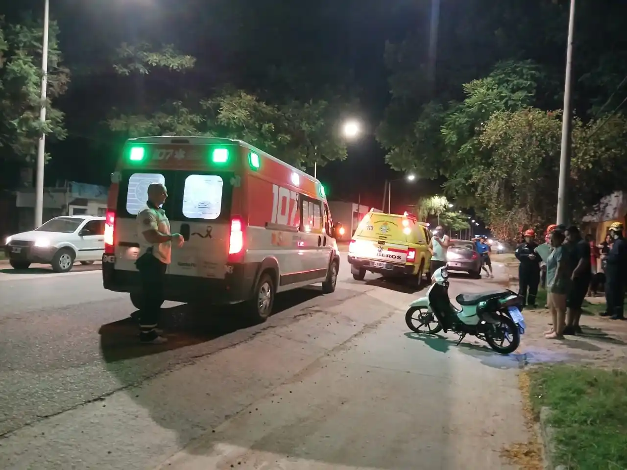 Los servicios de emergencia trabajando en el lugar del accidente.