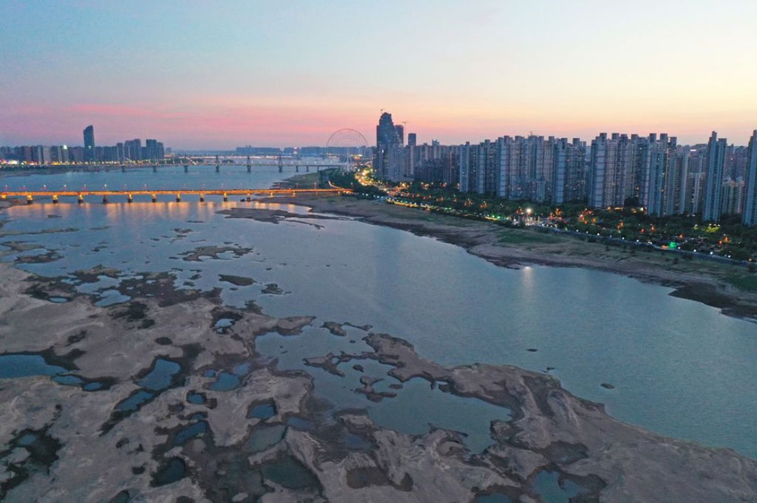 China siembra nubes y provoca lluvia artificial en medio una sequía extraordinaria