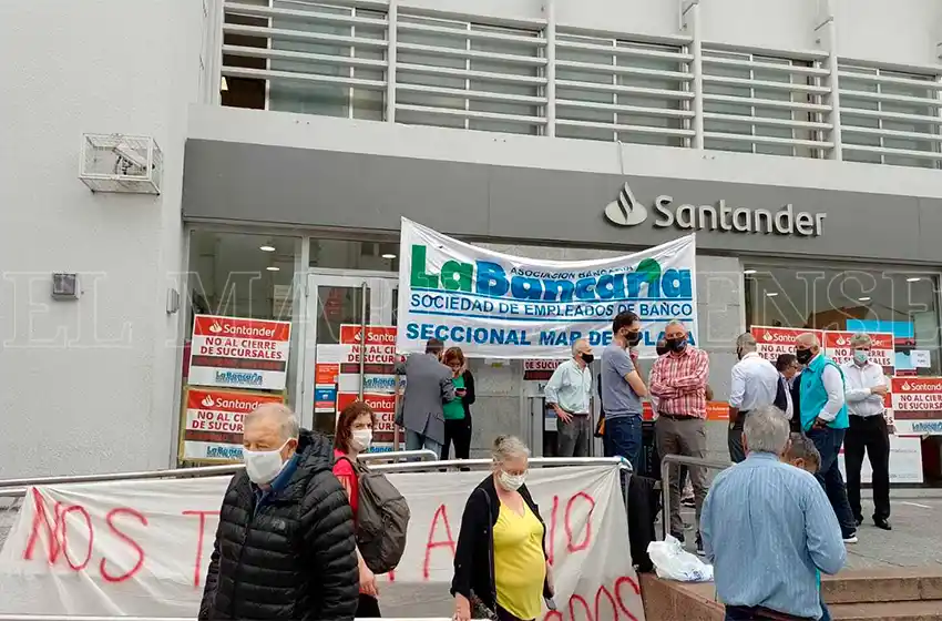 Aumento en un 94% y bono de $185 mil: el buen "hábito" de los bancarios