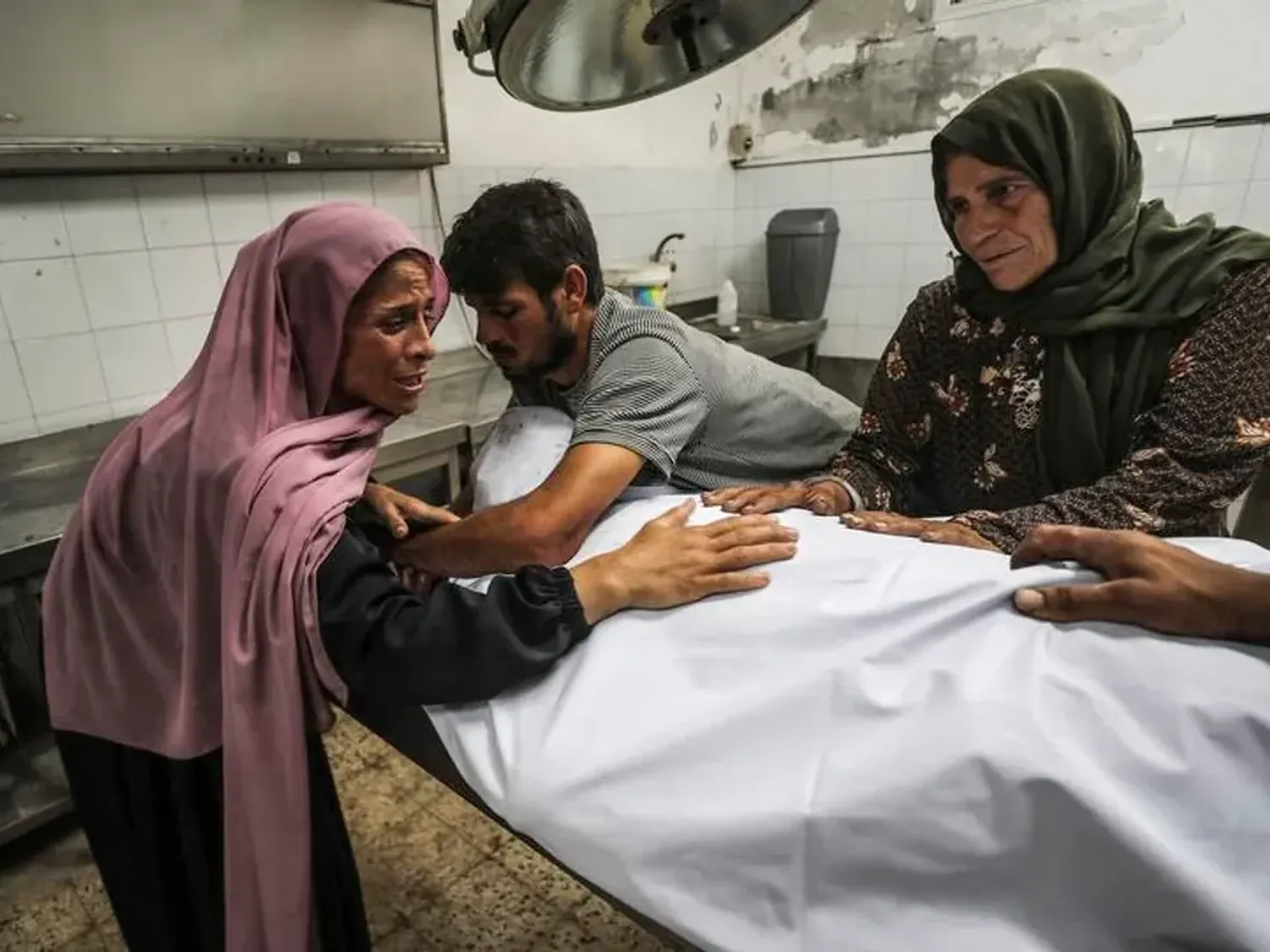 Denunciaron que el ejército de Israel atacó a una multitud que esperaba ayuda alimentaria en el sur de Gaza