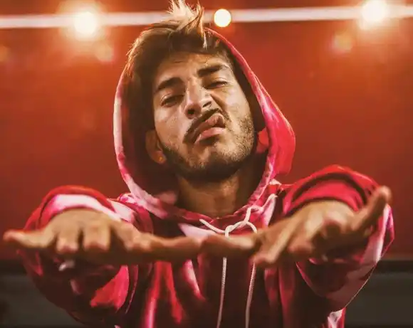 Familia de adolescente presuntamente abusada por exbailarín denuncia amenazas (Comunicado)