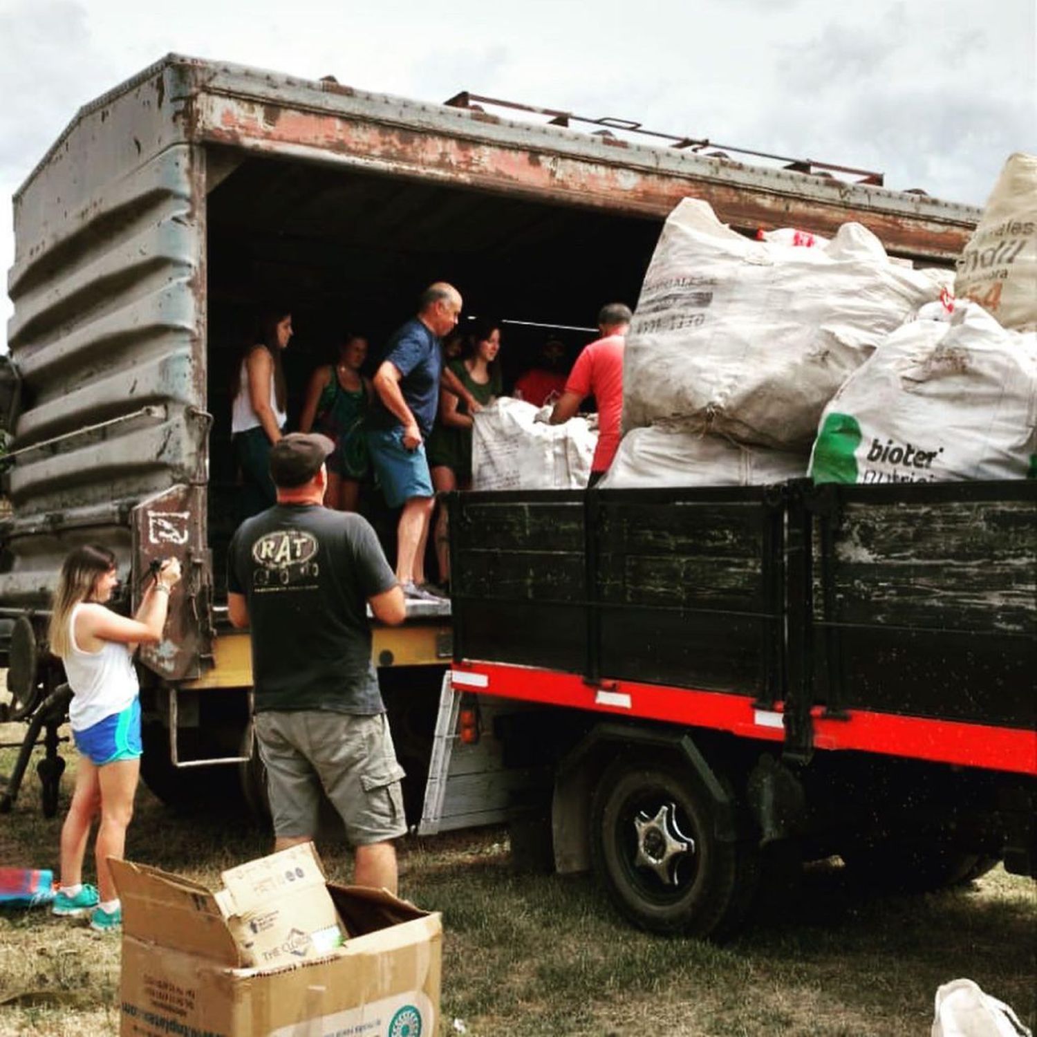 Más de tres toneladas  de “botellas de amor”  partieron desde Tandil para  convertirse en madera plástica