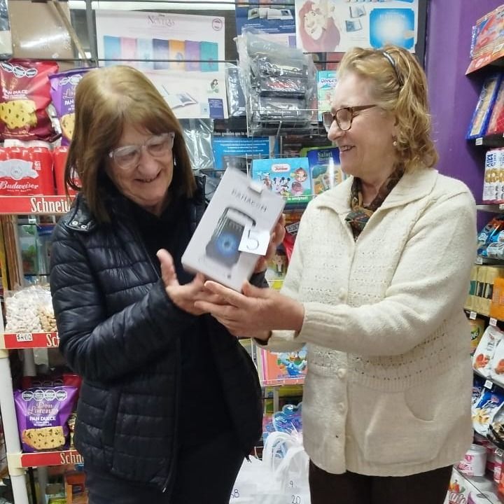 Dos de las ganadoras de los sorteos del comercio.