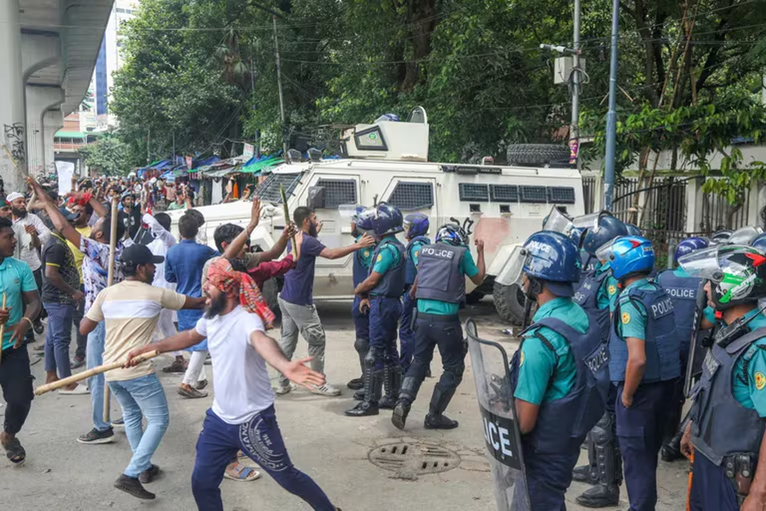 La primera ministra de Bangladesh renunció en medio de protestas masivas: los militares tomaron el poder