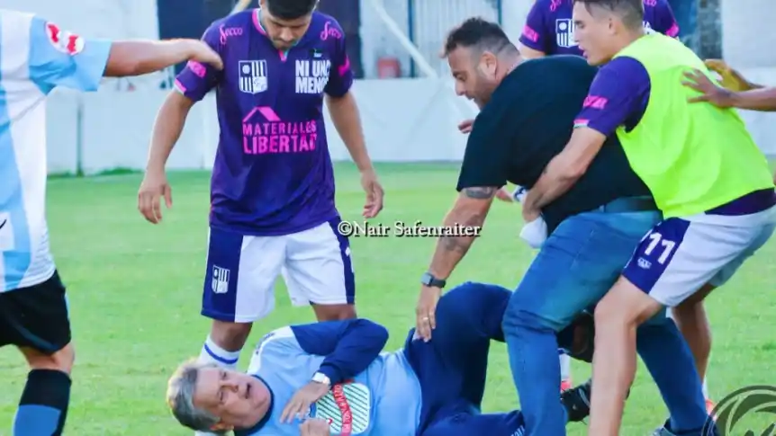 Luis Ventura sufrió una brutal golpiza mientras dirigía un partido de Primera D en Munro