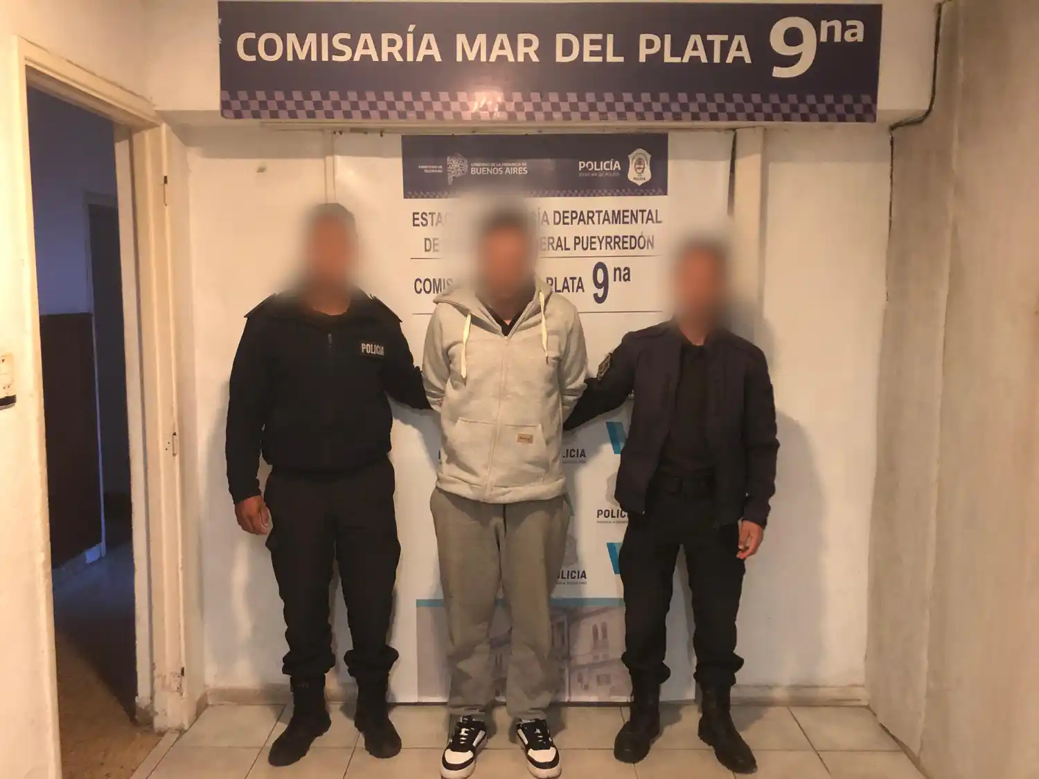 El sospechoso ingresó al local exhibiendo un arma y logró sustraer dinero.