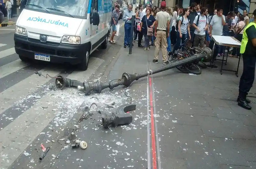 Se cayó una columna en Corrientes y Córdoba