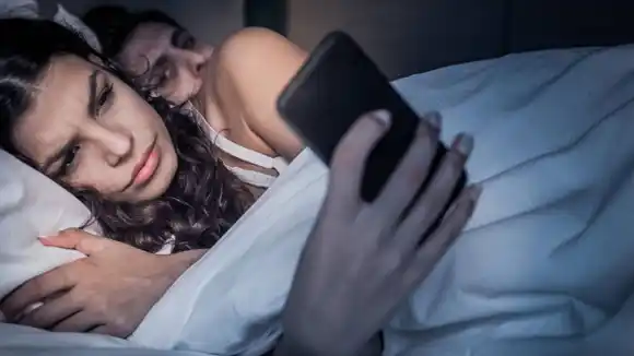 INFIDELIDAD VIRTUAL: ¿ES O NO CACHOS?