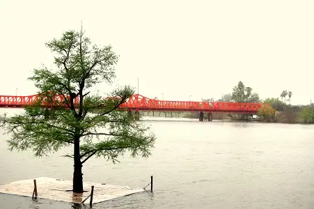 El viento sur y sudeste hizo que el río Gualeguaychú trepe a los 2.80 metros