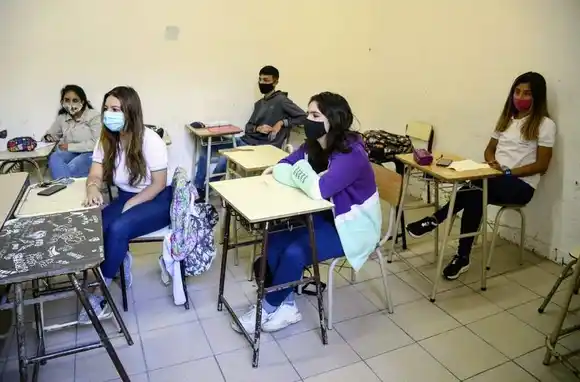 Advierten que “si los números siguen como están, va a resultar muy difícil” sostener la presencialidad en Santa Fe