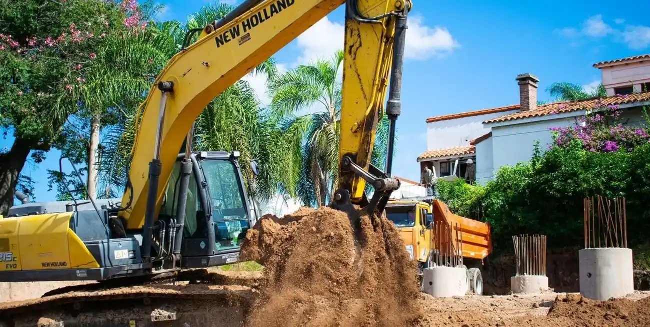 La casa afectada a demolición es la de tejas rojas, mientras avanzan los trabajos del puente.