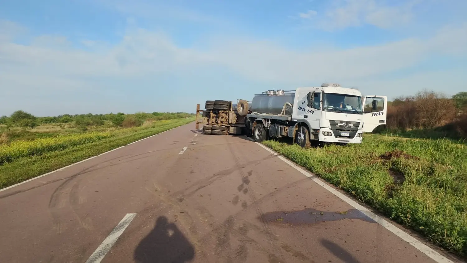 Tremendo susto: despistó un camión lácteo en la Ruta Provincial 39 y terminó con el acoplado tumbado