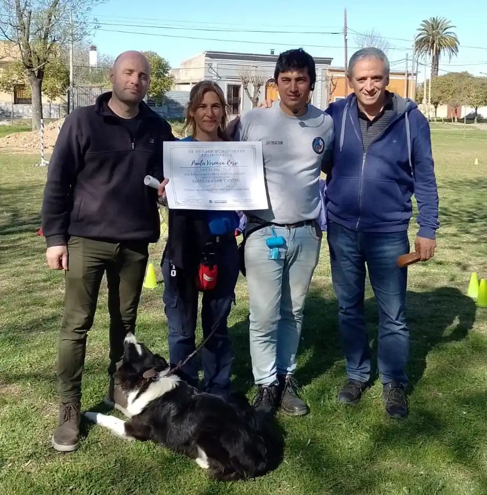 Paula Rossi es la primera egresada adiestradora canina de Chascomús